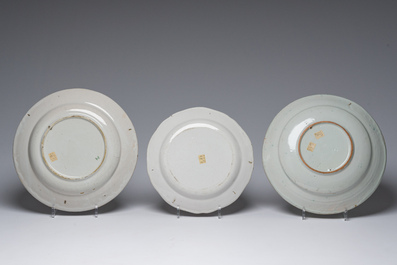 Collection vari&eacute;e de douze assiettes et plats en fa&iuml;ence polychrome, Bruxelles et France, 18&egrave;me/19&egrave;me si&egrave;cle