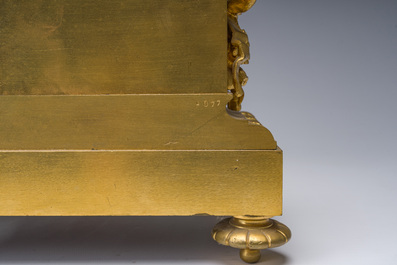 Garniture de chemin&eacute;e en trois pi&egrave;ces en bronze patin&eacute; et dor&eacute; couronn&eacute;e de deux putti avec un nid d'oiseau, France, 19&egrave;me si&egrave;cle