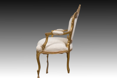 Ensemble de salon de 5 pi&egrave;ces de style Louis XV en bois dor&eacute; compr. un canap&eacute; et 4 chaises et un gu&eacute;ridon de style n&eacute;oclassique, 19&egrave;me/20&egrave;me si&egrave;cle