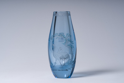 Vase en verre bleu clair &agrave; d&eacute;cor grav&eacute;, Chine, 20&egrave;me si&egrave;cle