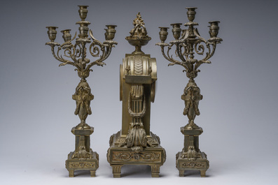 Garniture de chemin&eacute;e de trois pi&egrave;ces en bronze partiellement dor&eacute;, France, 19&egrave;me si&egrave;cle