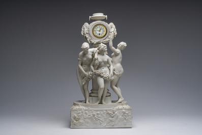 Pendule de chemin&eacute;e en biscuit de style S&egrave;vres &agrave; d&eacute;cor de 'Trois Gr&acirc;ces', probablement Volkstedt-Rudoltadt, fin du 19&egrave;me si&egrave;cle