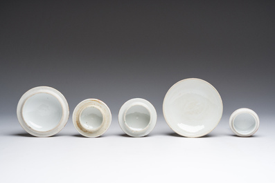 Collection vari&eacute;e de cruches, et de pots couverts en porcelaine de Chine famille rose de Canton &agrave; d&eacute;cor floral et de sc&egrave;nes de palais, 19&egrave;me si&egrave;cle