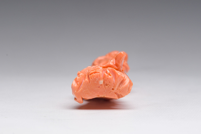 Figure d'une dame avec une branche fleurie en corail rouge sculpt&eacute;, Chine, 19&egrave;me/20&egrave;me si&egrave;cle