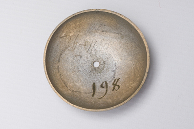 Garniture de chemin&eacute;e de trois pi&egrave;ces en bronze partiellement dor&eacute;, France, 19&egrave;me si&egrave;cle