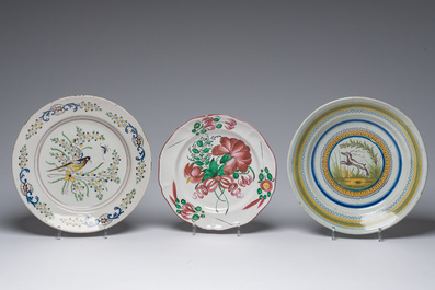 Collection vari&eacute;e de douze assiettes et plats en fa&iuml;ence polychrome, Bruxelles et France, 18&egrave;me/19&egrave;me si&egrave;cle