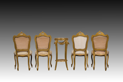 Ensemble de salon de 5 pi&egrave;ces de style Louis XV en bois dor&eacute; compr. un canap&eacute; et 4 chaises et un gu&eacute;ridon de style n&eacute;oclassique, 19&egrave;me/20&egrave;me si&egrave;cle