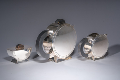Service &agrave; caf&eacute; Art D&eacute;co de quatre pi&egrave;ces en m&eacute;tal argent&eacute;, mod&egrave;le Tonnelet, Christian Fjerdingstadt (1891-1968) pour Christofle, France, vers 1933