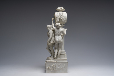 Pendule de chemin&eacute;e en biscuit de style S&egrave;vres &agrave; d&eacute;cor de 'Trois Gr&acirc;ces', probablement Volkstedt-Rudoltadt, fin du 19&egrave;me si&egrave;cle