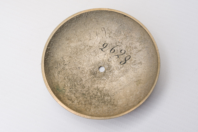 Garniture de chemin&eacute;e en trois pi&egrave;ces en bronze patin&eacute; et dor&eacute; couronn&eacute;e de deux putti avec un nid d'oiseau, France, 19&egrave;me si&egrave;cle