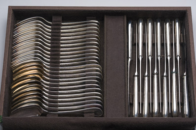 M&eacute;nag&egrave;re de 127 pi&egrave;ces dans la cassette d'origine, mod&egrave;le Perles, Christofle, France, 20&egrave;me si&egrave;cle