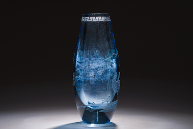 Vase en verre bleu clair &agrave; d&eacute;cor grav&eacute;, Chine, 20&egrave;me si&egrave;cle