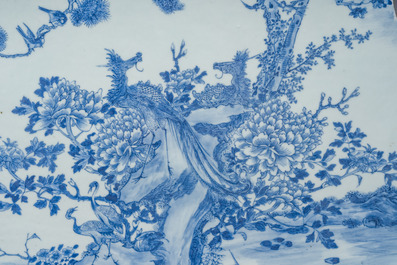 Grande plaque en forme de ruyi en porcelaine de Chine bleu et blanc &agrave; d&eacute;cor de ph&eacute;nix dans un pasage, 19&egrave;me si&egrave;cle