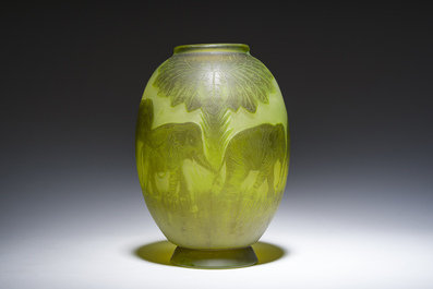 &Eacute;mile Gall&eacute; (1846-1904, &agrave; la mani&egrave;re de): Vase de style Art nouveau en verre cam&eacute;e vert &agrave; d&eacute;cor d'&eacute;l&eacute;phants, 20&egrave;me si&egrave;cle