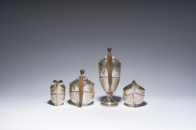 Service &agrave; caf&eacute; et &agrave; th&eacute; de quatre pi&egrave;ces en argent dans son coffret en bois d'origine, poin&ccedil;on de ma&icirc;tre Walter &amp; John Barnard, Londres, dat&eacute; 1882