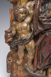 Plaque en bois dor&eacute; et polychrome repr&eacute;sentant la Vierge &agrave; l'Enfant entour&eacute;e de putti en relief, Europe du Sud, vers 1700