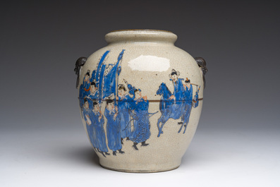 Vase en porcelaine de Chine polychrome dite 'de Nankin' &agrave; d&eacute;cor de sc&egrave;nes guerri&egrave;res, 19&egrave;me si&egrave;cle