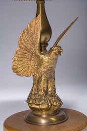 Table d'appoint au plateau en onyx sur base en forme d'aigle en bronze dor&eacute;, ann&eacute;es '60/'70