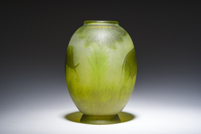&Eacute;mile Gall&eacute; (1846-1904, &agrave; la mani&egrave;re de): Vase de style Art nouveau en verre cam&eacute;e vert &agrave; d&eacute;cor d'&eacute;l&eacute;phants, 20&egrave;me si&egrave;cle