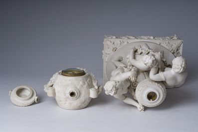 Pendule de chemin&eacute;e en biscuit de style S&egrave;vres &agrave; d&eacute;cor de 'Trois Gr&acirc;ces', probablement Volkstedt-Rudoltadt, fin du 19&egrave;me si&egrave;cle