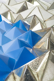 Olivier De Schrijver (1958): Miroir 'Fleur bleu', Ode's Design, &eacute;d. 3/6, dat&eacute; 2021