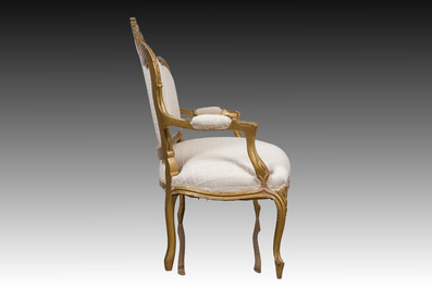 Ensemble de salon de 5 pi&egrave;ces de style Louis XV en bois dor&eacute; compr. un canap&eacute; et 4 chaises et un gu&eacute;ridon de style n&eacute;oclassique, 19&egrave;me/20&egrave;me si&egrave;cle