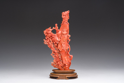 Figure d'une dame avec un oiseau en corail rouge sculpt&eacute;, Chine, 19&egrave;me/20&egrave;me