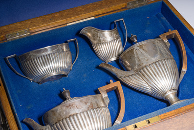 Service &agrave; caf&eacute; et &agrave; th&eacute; de quatre pi&egrave;ces en argent dans son coffret en bois d'origine, poin&ccedil;on de ma&icirc;tre Walter &amp; John Barnard, Londres, dat&eacute; 1882
