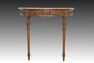 Console murale de style n&eacute;oclassique en ch&ecirc;ne &agrave; d&eacute;cor floral et plateau en marbre, vers 1800