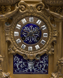 Pendule de chemin&eacute;e en bronze dor&eacute; surmont&eacute;e d'un buste de dame et d&eacute;cor&eacute;e par des plaques d'&eacute;mail &agrave; mascarons, France, 19&egrave;me si&egrave;cle