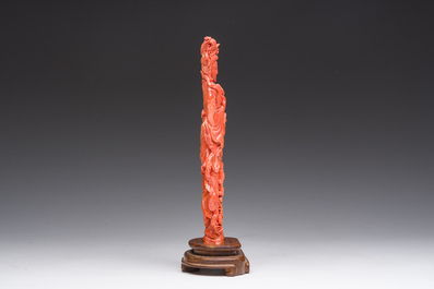 Figure d'une dame avec un oiseau en corail rouge sculpt&eacute;, Chine, 19&egrave;me/20&egrave;me