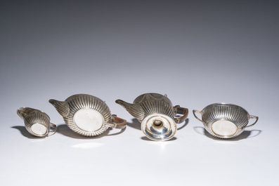 Service &agrave; caf&eacute; et &agrave; th&eacute; de quatre pi&egrave;ces en argent dans son coffret en bois d'origine, poin&ccedil;on de ma&icirc;tre Walter &amp; John Barnard, Londres, dat&eacute; 1882
