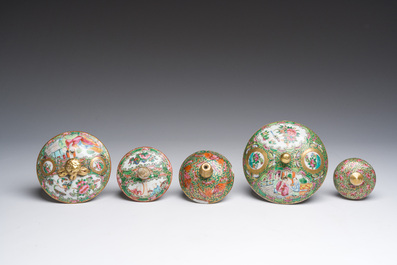 Collection vari&eacute;e de cruches, et de pots couverts en porcelaine de Chine famille rose de Canton &agrave; d&eacute;cor floral et de sc&egrave;nes de palais, 19&egrave;me si&egrave;cle