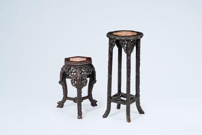 Deux socles en bois sculpt&eacute; et ajour&eacute; aux plateaux en marbre, Chine, 19&egrave;me/20&egrave;me si&egrave;cle