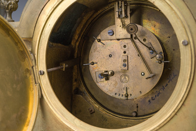 Garniture de chemin&eacute;e de trois pi&egrave;ces en bronze partiellement dor&eacute;, France, 19&egrave;me si&egrave;cle