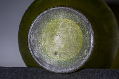 &Eacute;mile Gall&eacute; (1846-1904, &agrave; la mani&egrave;re de): Vase de style Art nouveau en verre cam&eacute;e vert &agrave; d&eacute;cor d'&eacute;l&eacute;phants, 20&egrave;me si&egrave;cle