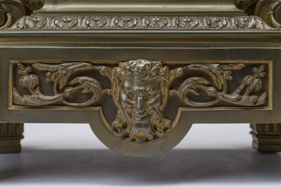 Garniture de chemin&eacute;e de trois pi&egrave;ces en bronze partiellement dor&eacute;, France, 19&egrave;me si&egrave;cle