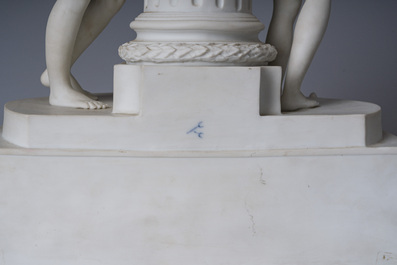 Pendule de chemin&eacute;e en biscuit de style S&egrave;vres &agrave; d&eacute;cor de 'Trois Gr&acirc;ces', probablement Volkstedt-Rudoltadt, fin du 19&egrave;me si&egrave;cle