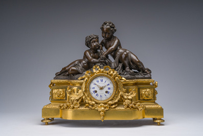 Garniture de chemin&eacute;e en trois pi&egrave;ces en bronze patin&eacute; et dor&eacute; couronn&eacute;e de deux putti avec un nid d'oiseau, France, 19&egrave;me si&egrave;cle