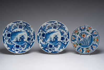 Collection vari&eacute;e de quatorze assiettes et plats en fa&iuml;ence de Delft polychrome et en bleu et blanc, 18&egrave;me si&egrave;cle