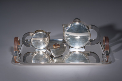 Service &agrave; caf&eacute; Art D&eacute;co de quatre pi&egrave;ces en m&eacute;tal argent&eacute;, mod&egrave;le Tonnelet, Christian Fjerdingstadt (1891-1968) pour Christofle, France, vers 1933