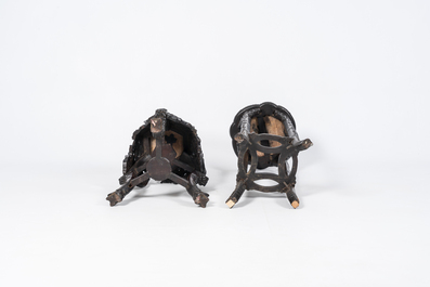 Deux socles en bois sculpt&eacute; et ajour&eacute; aux plateaux en marbre, Chine, 19&egrave;me/20&egrave;me si&egrave;cle