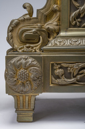 Garniture de chemin&eacute;e de trois pi&egrave;ces en bronze partiellement dor&eacute;, France, 19&egrave;me si&egrave;cle