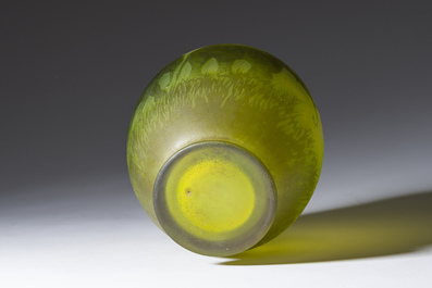 &Eacute;mile Gall&eacute; (1846-1904, &agrave; la mani&egrave;re de): Vase de style Art nouveau en verre cam&eacute;e vert &agrave; d&eacute;cor d'&eacute;l&eacute;phants, 20&egrave;me si&egrave;cle