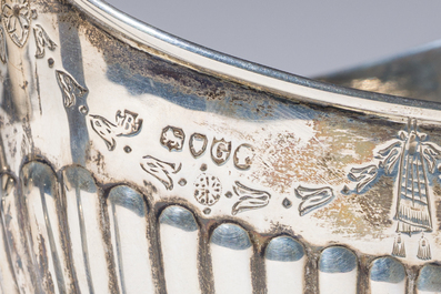 Service &agrave; caf&eacute; et &agrave; th&eacute; de quatre pi&egrave;ces en argent dans son coffret en bois d'origine, poin&ccedil;on de ma&icirc;tre Walter &amp; John Barnard, Londres, dat&eacute; 1882