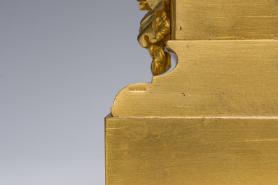 Garniture de chemin&eacute;e en trois pi&egrave;ces en bronze patin&eacute; et dor&eacute; couronn&eacute;e de deux putti avec un nid d'oiseau, France, 19&egrave;me si&egrave;cle