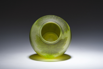 &Eacute;mile Gall&eacute; (1846-1904, &agrave; la mani&egrave;re de): Vase de style Art nouveau en verre cam&eacute;e vert &agrave; d&eacute;cor d'&eacute;l&eacute;phants, 20&egrave;me si&egrave;cle