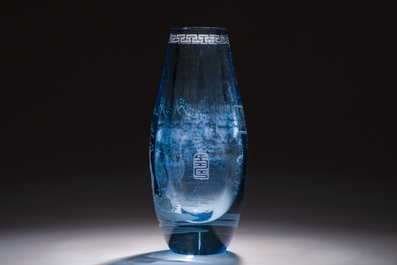 Vase en verre bleu clair &agrave; d&eacute;cor grav&eacute;, Chine, 20&egrave;me si&egrave;cle