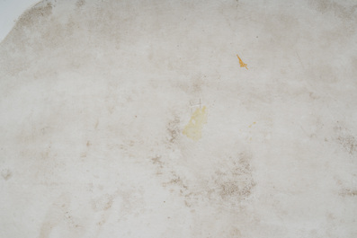 Plat en porcelaine &agrave; d&eacute;cor dor&eacute; et polychrome d'une sc&egrave;ne romantique, sign&eacute; Alice Avaert, France, dat&eacute; 1880