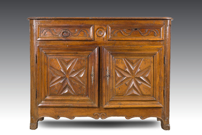 Armoire importante en bois &agrave; deux portes avec la croix de Malte, France, 17&egrave;me si&egrave;cle